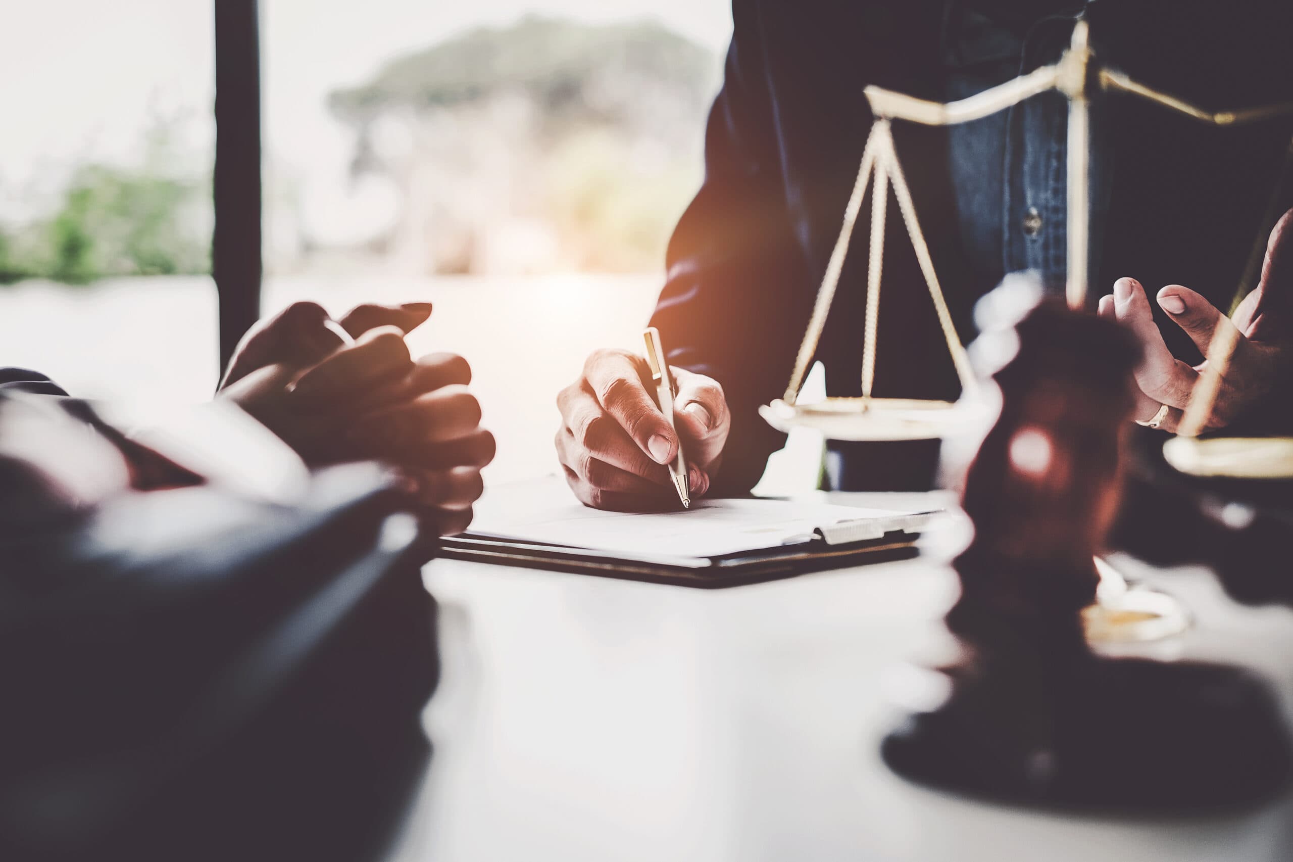 Parceria de sucesso e confiança — aperto de mãos em ambiente jurídico corporativo MULTIPLX